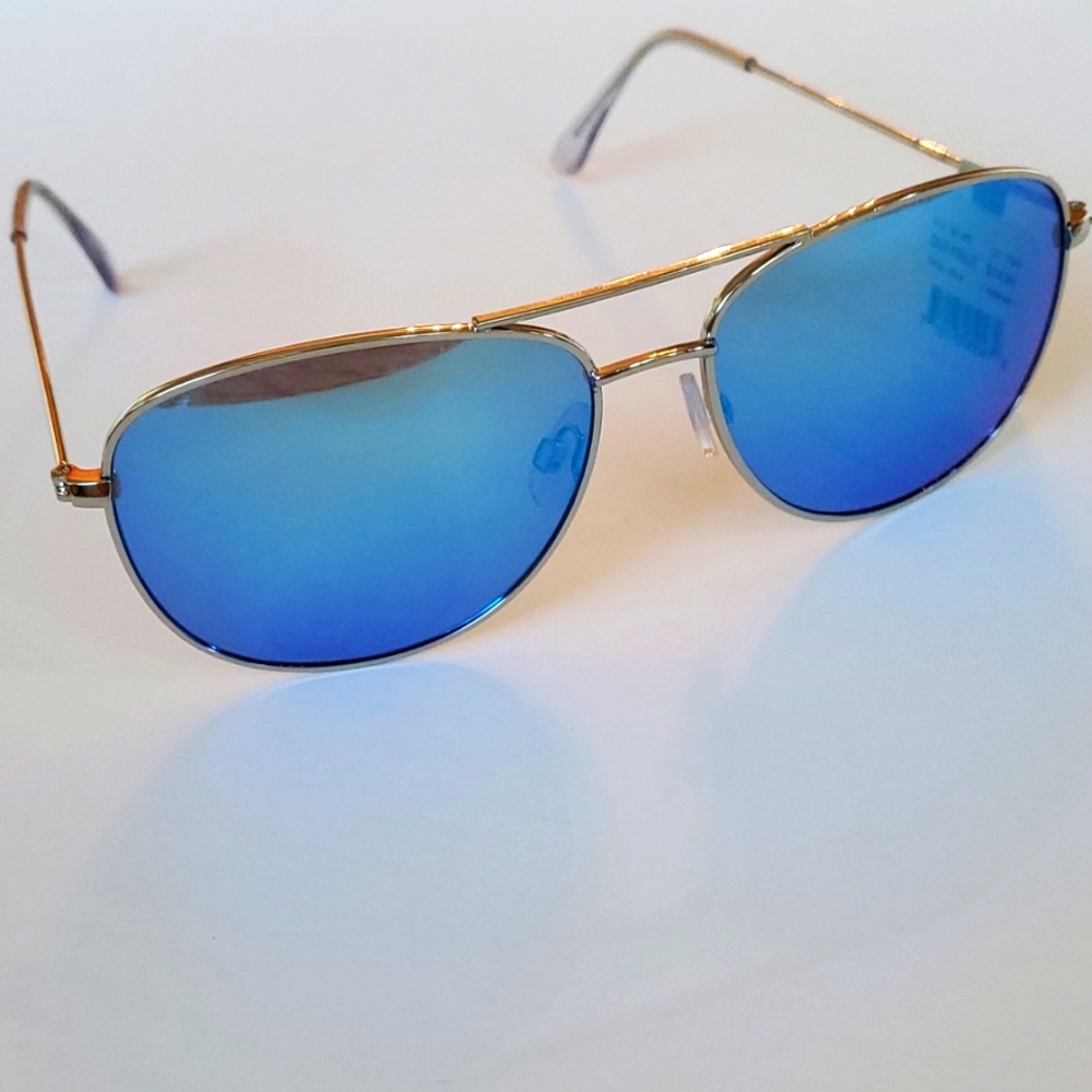 Blue lens aviator sunglasses